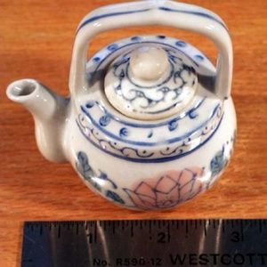 MINIATURE TEA POT 1977, JAPANESE REMOVABLE LID, 3 1/2 in., BLUE/WHITE, BRIGHT,